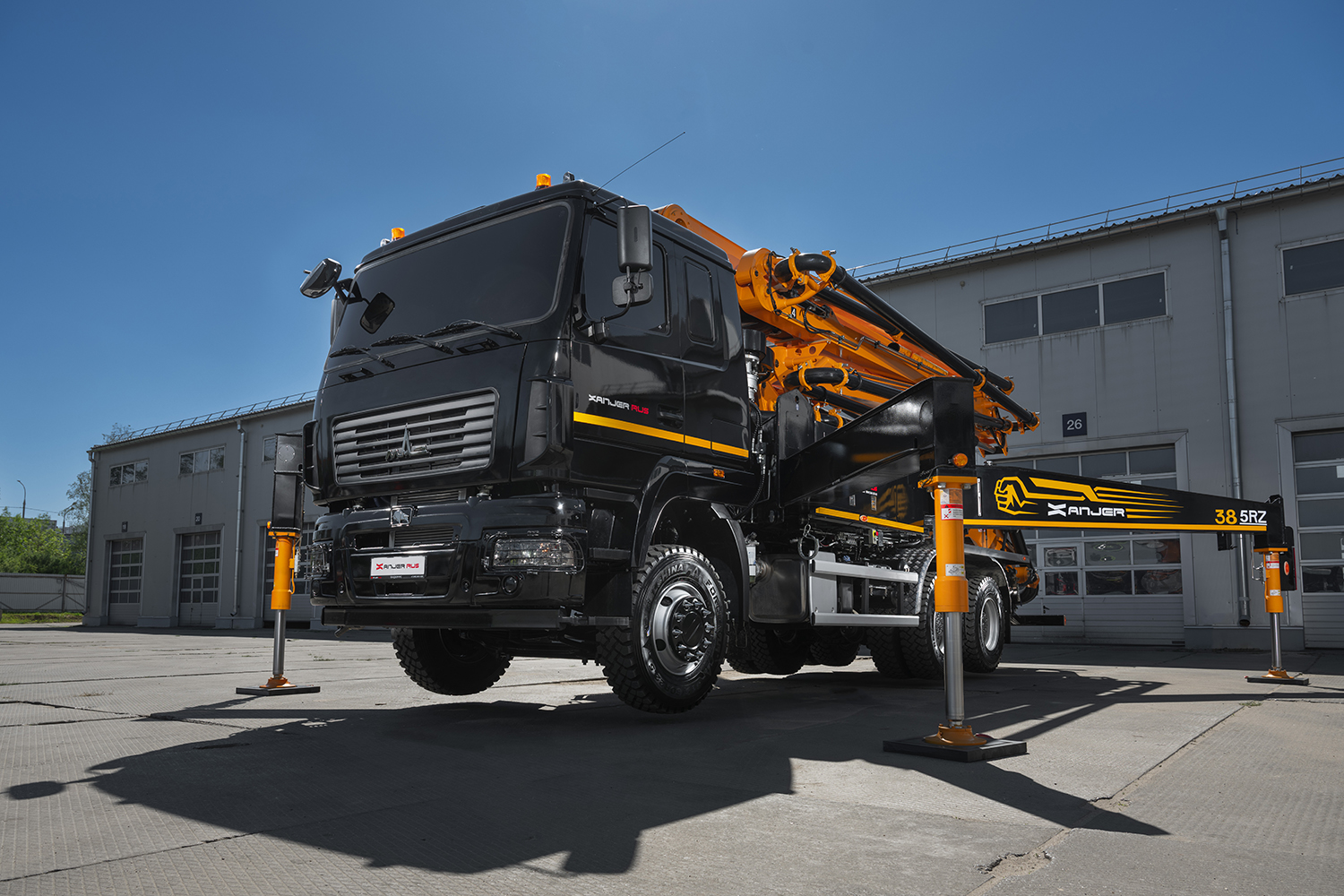 Самый брутальный МАЗ в России стал автобетононасосом